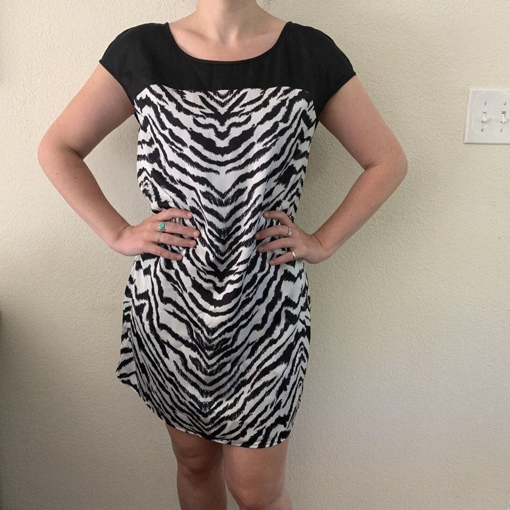 Express Mini Dress Women's Medium Black White Zebra Shift Cap Sleeve Casual Chic
